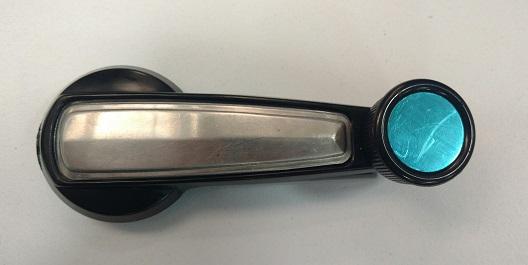 MANIJA ELEVAR CHEV PU/CHEYENNE/CUSTOM/SUBURBAN 73-80 NEGRO/CROMO L=R