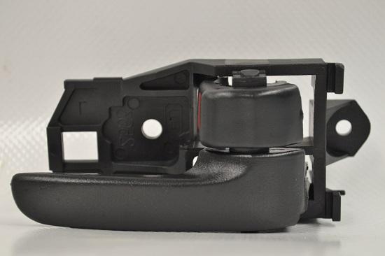 MANIJA INTERIOR CAMRY 97-01/ SOLARA 99-01/ SIENNA 98-03 DEL=TRAS NEGRA/CROMO L
